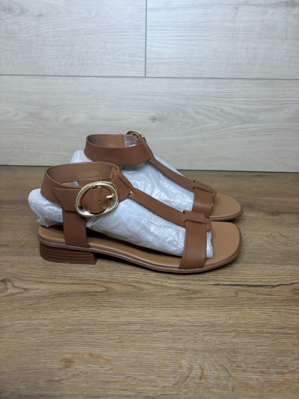 Naturalizer Brandy English Tea T-Strap Gold Buckle Sandals Size 9M